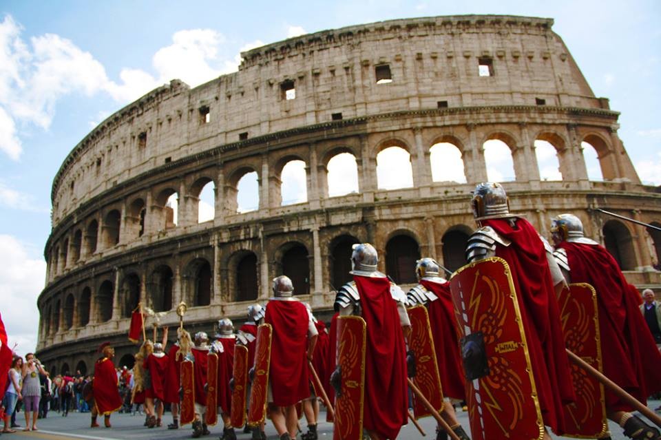 Natale-di-Roma_centurioni_Colosseo_legionari_anticho-romano